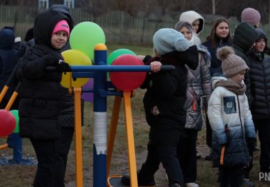 Селу жить! Новую детскую площадку с тренажерами открыли в агрогородке Сидоровичи