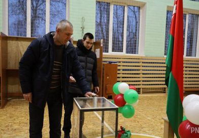 В атмосфере торжества: избирателей встречает Кадинский участок для голосования №11